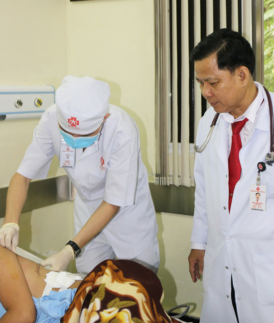 H.6 - Bệnh nhân sau phẫu thuật đã tỉnh táo, ổn định, được nhân viên y tế chăm sóc, thay băng...1